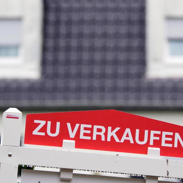 ARCHIV - Beim Kauf einer gebrauchten Immobilie sol