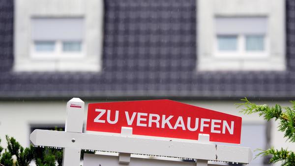 ARCHIV - Beim Kauf einer gebrauchten Immobilie sol