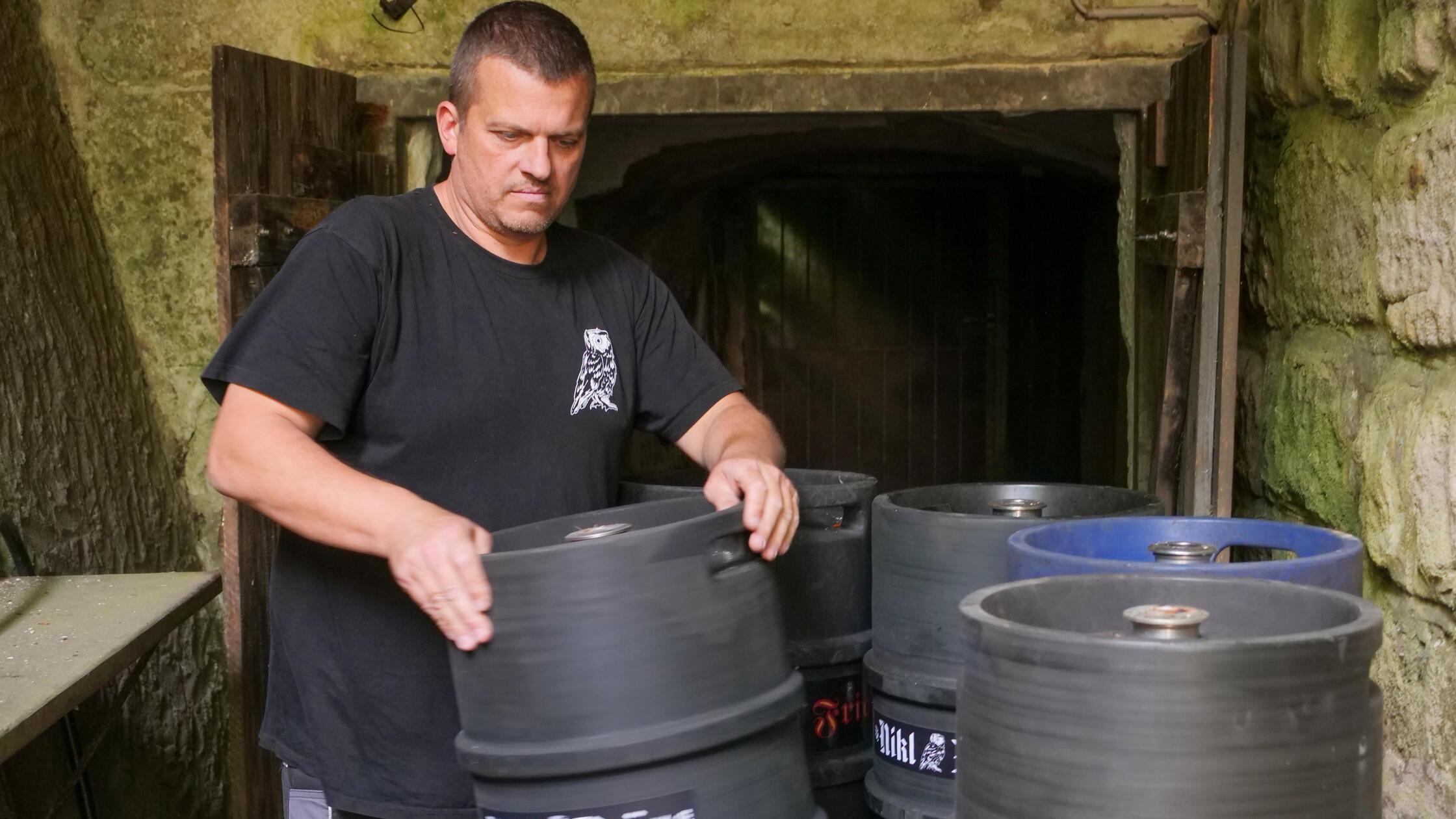 Mike Schmitt mit Bierfässern am Kronenkeller.
