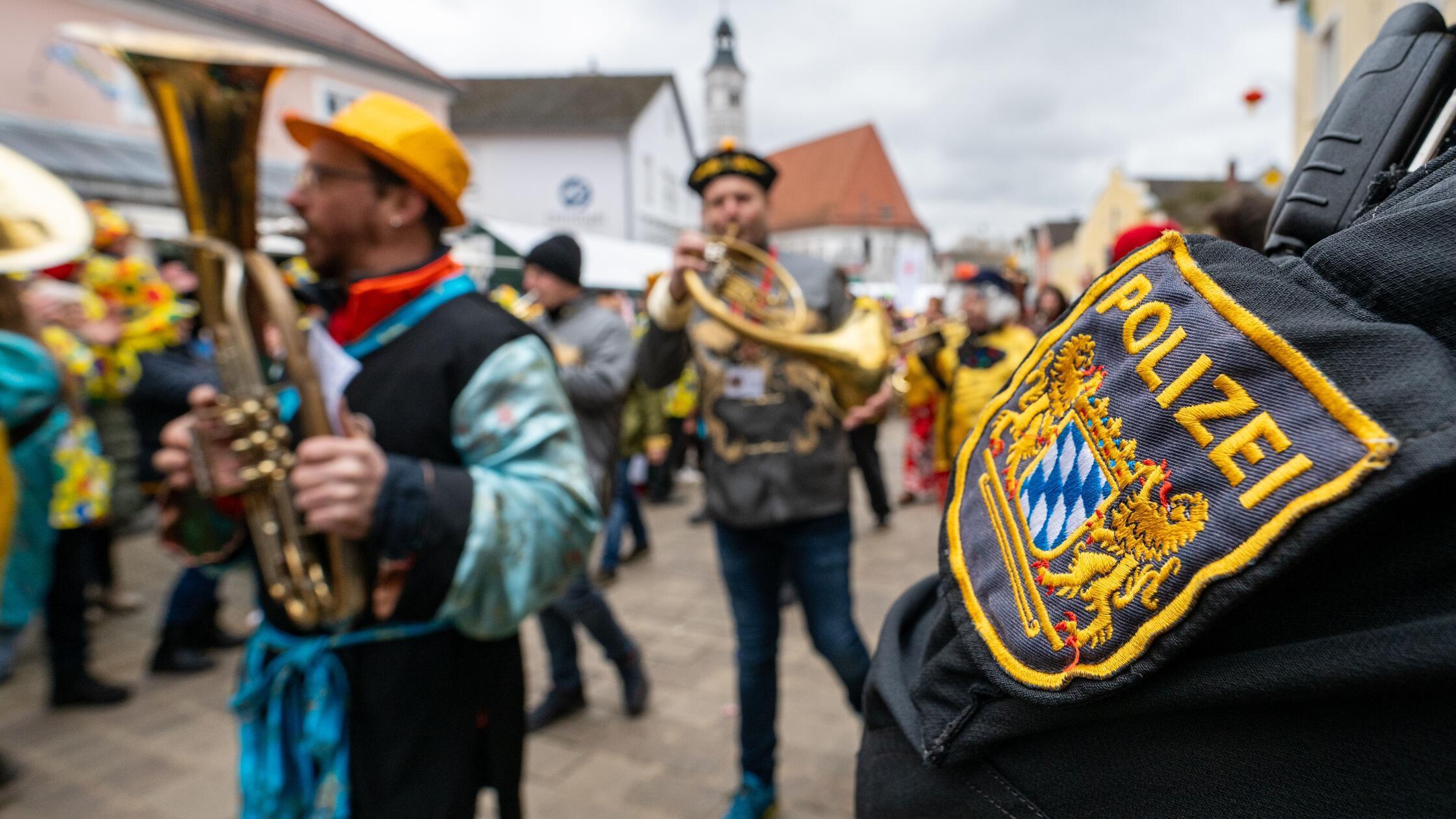 27.02.2025, Bayern, Dietfurt: Ein Polizist steht a