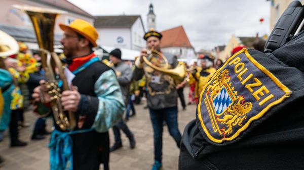 27.02.2025, Bayern, Dietfurt: Ein Polizist steht a