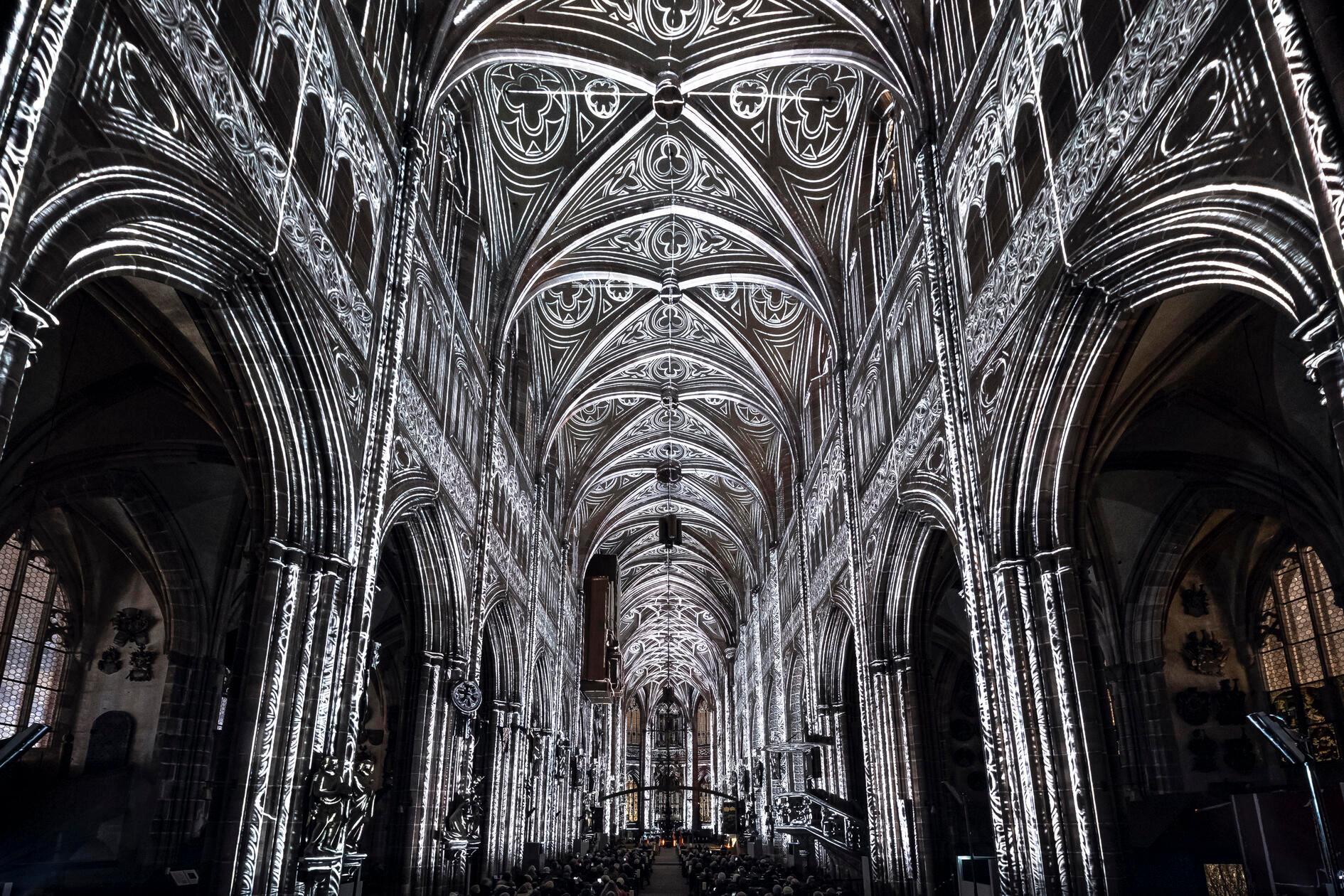 Im Februar und März verwandelt sich die Nürnberger Lorenzkirche in einen Ort eines immersiven Klang- und Lichterlebnisses. Die Veranstaltung nennt sich "Luminiscence".