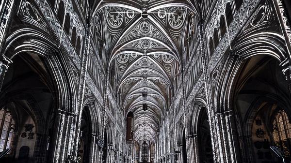 Im Februar und März verwandelt sich die Nürnberger Lorenzkirche in einen Ort eines immersiven Klang- und Lichterlebnisses. Die Veranstaltung nennt sich "Luminiscence".