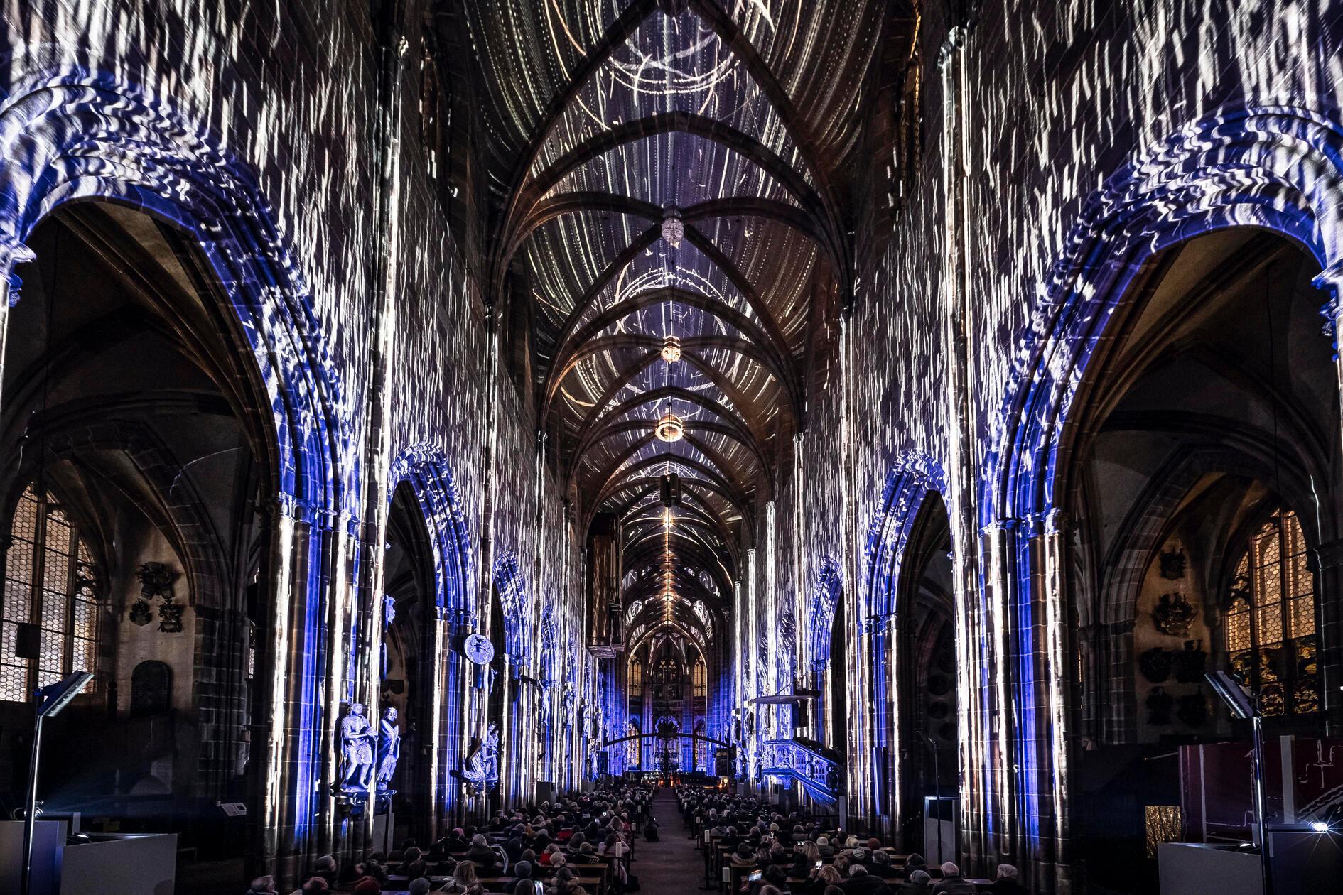 Begleitet wird das Lichtspektakel von Live-Musik der Kirchenorgel und einem Chor.