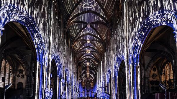 Begleitet wird das Lichtspektakel von Live-Musik der Kirchenorgel und einem Chor.