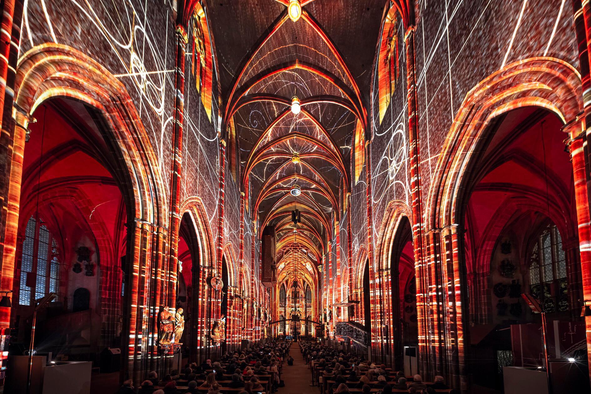 Erzählt wird die bewegte Geschichte des Gebäudes.