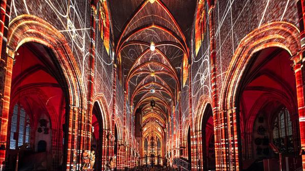 Erzählt wird die bewegte Geschichte des Gebäudes.