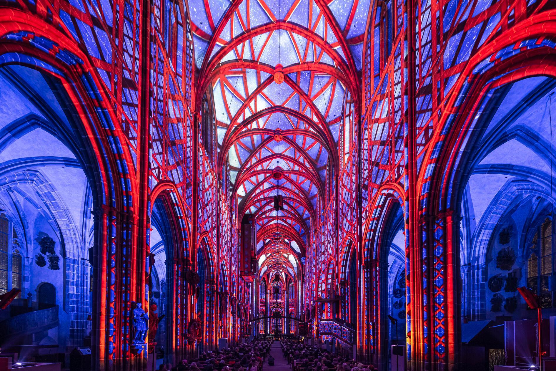 28 Projektoren mit 20.000 Lumen ermöglichen die Licht-Show.