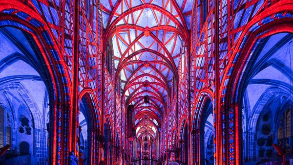 28 Projektoren mit 20.000 Lumen ermöglichen die Licht-Show.