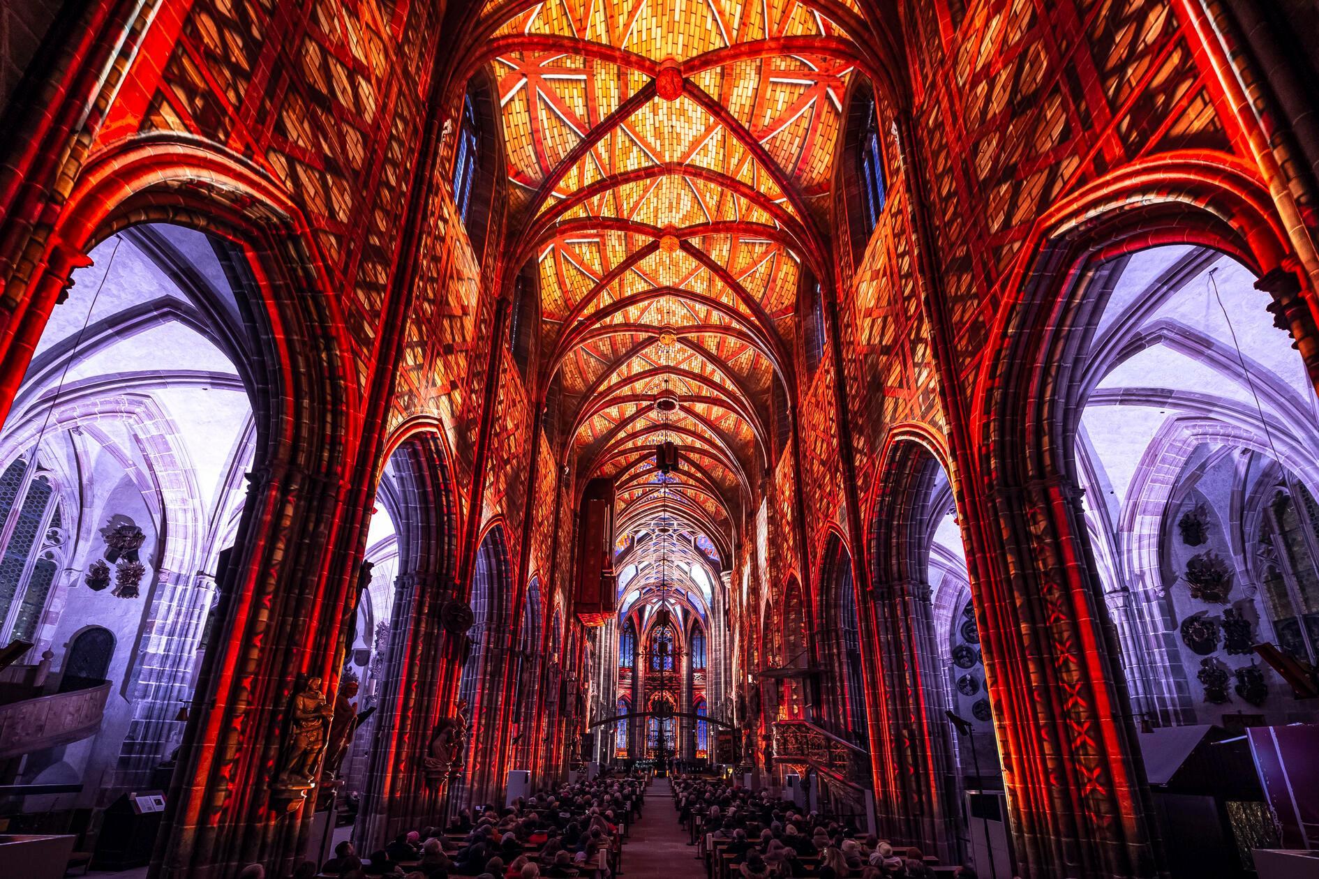 Auch die Seitenschiffe werden durch die Beleuchtung in Szene gesetzt.