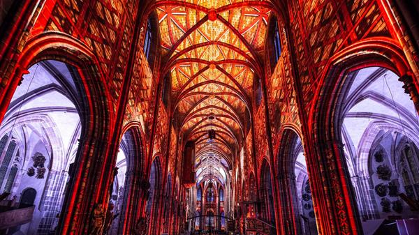 Auch die Seitenschiffe werden durch die Beleuchtung in Szene gesetzt.