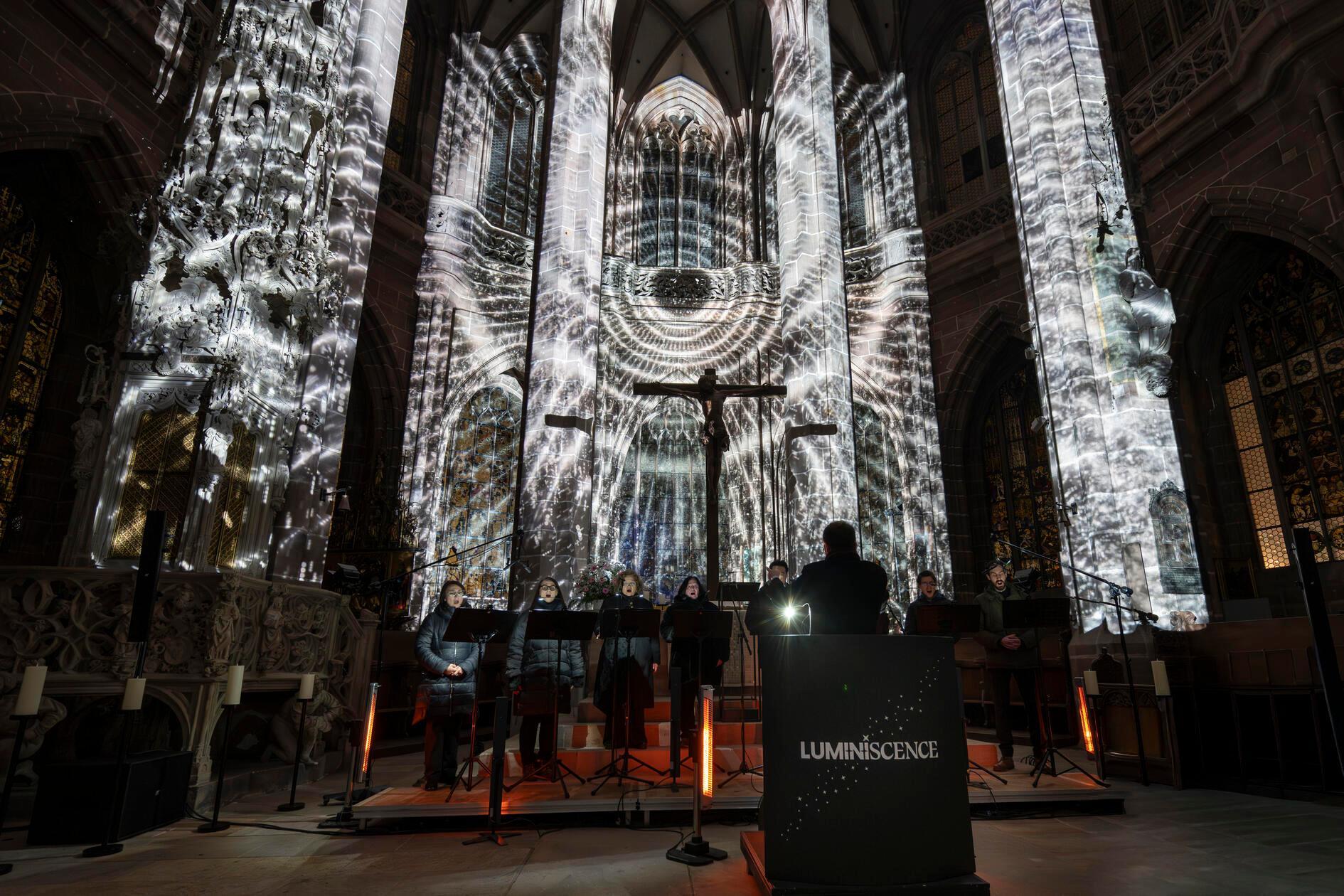 Die Vorstellungen finden erst nach Sonnenuntergang statt.