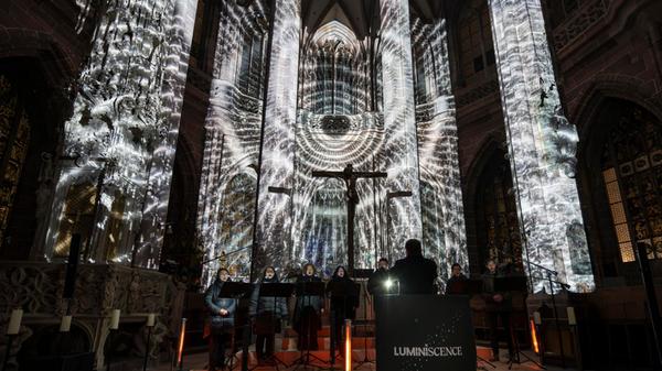 Die Vorstellungen finden erst nach Sonnenuntergang statt.