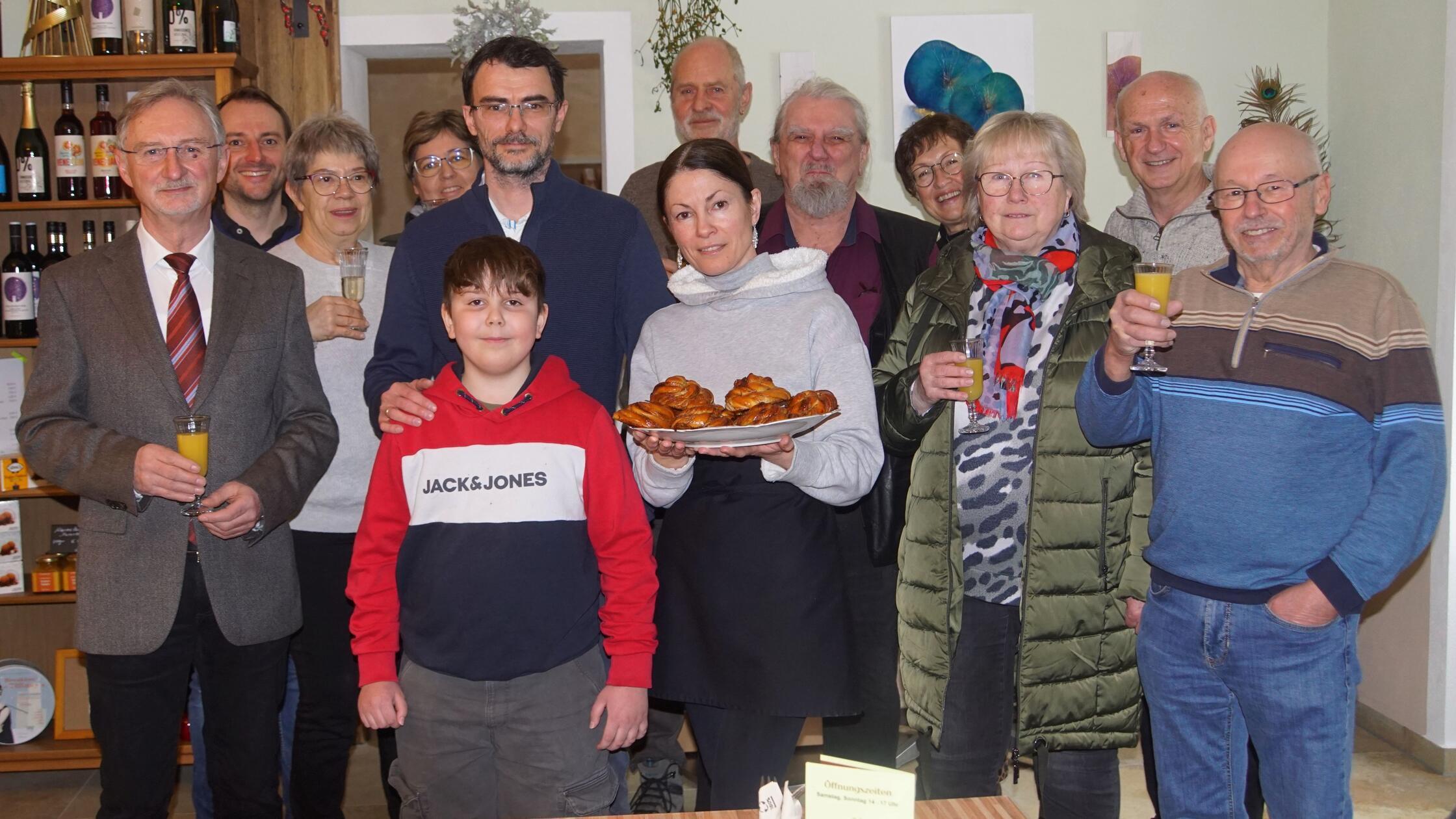 Alexej und Kristina Ismaier mit ihrem Sohn (vorne 