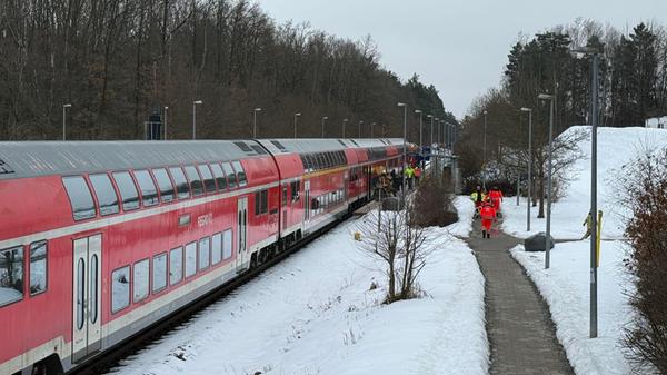 Technischer Defekt im Bahnhof: Fahrgäste müssen