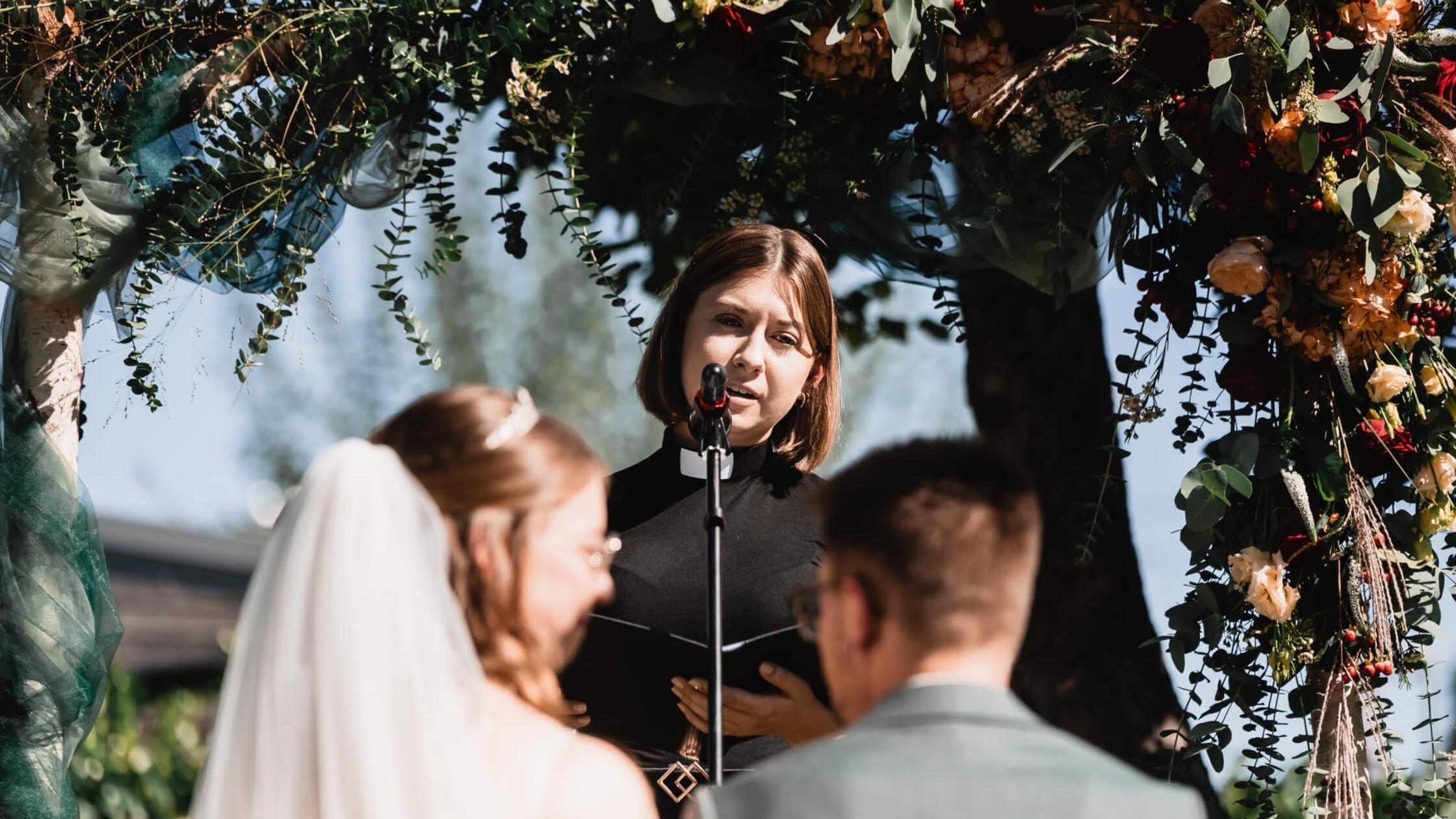 Hoffnung-schenken-Auerbacher-Vikarin-tritt-ihre-erste-Pfarrstelle-an