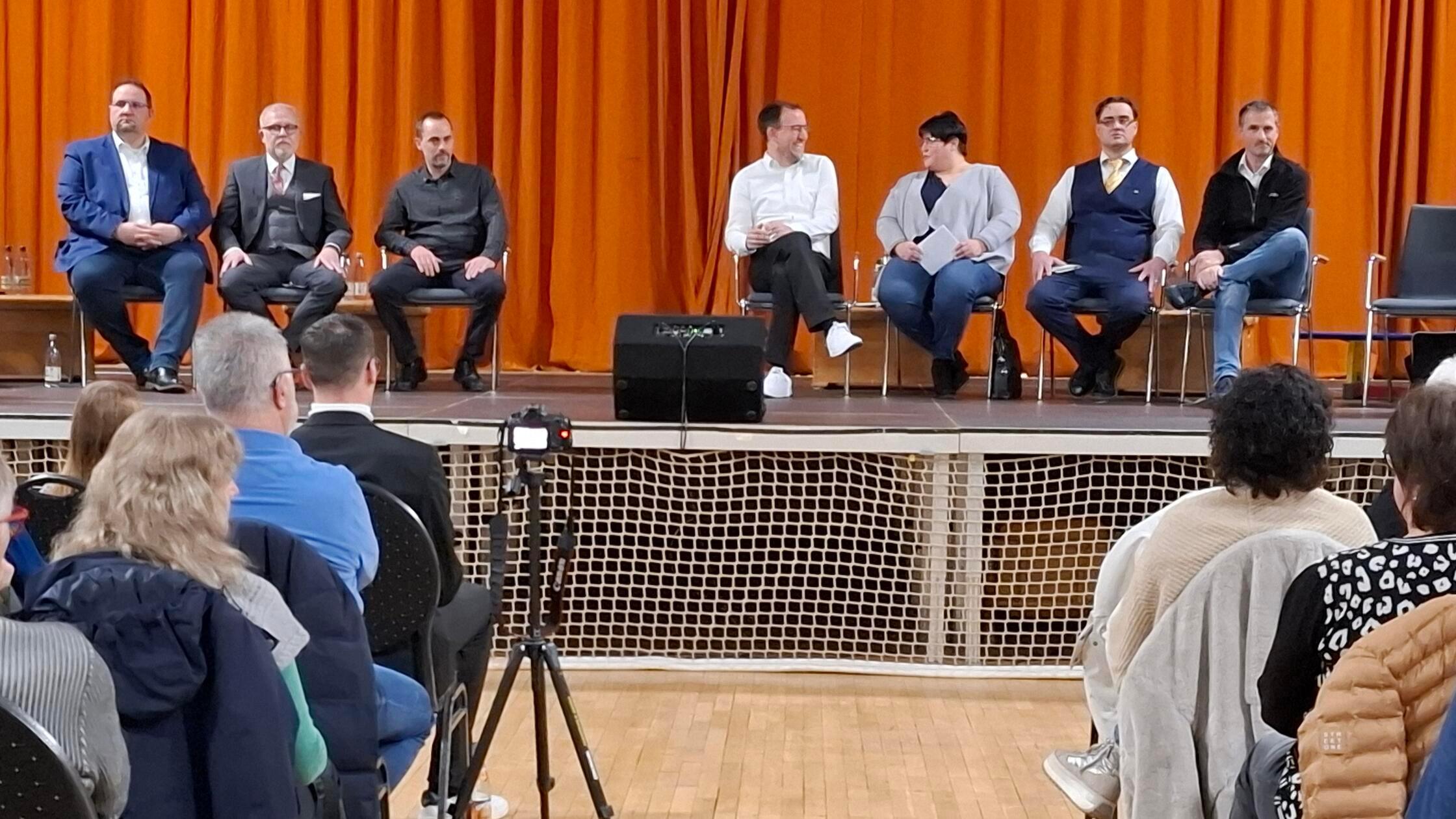 Podiumsdiskussion-in-Langenzenn-Die-Erwartungen-an-den-k-nftigen-B-rgermeister-sind-hoch