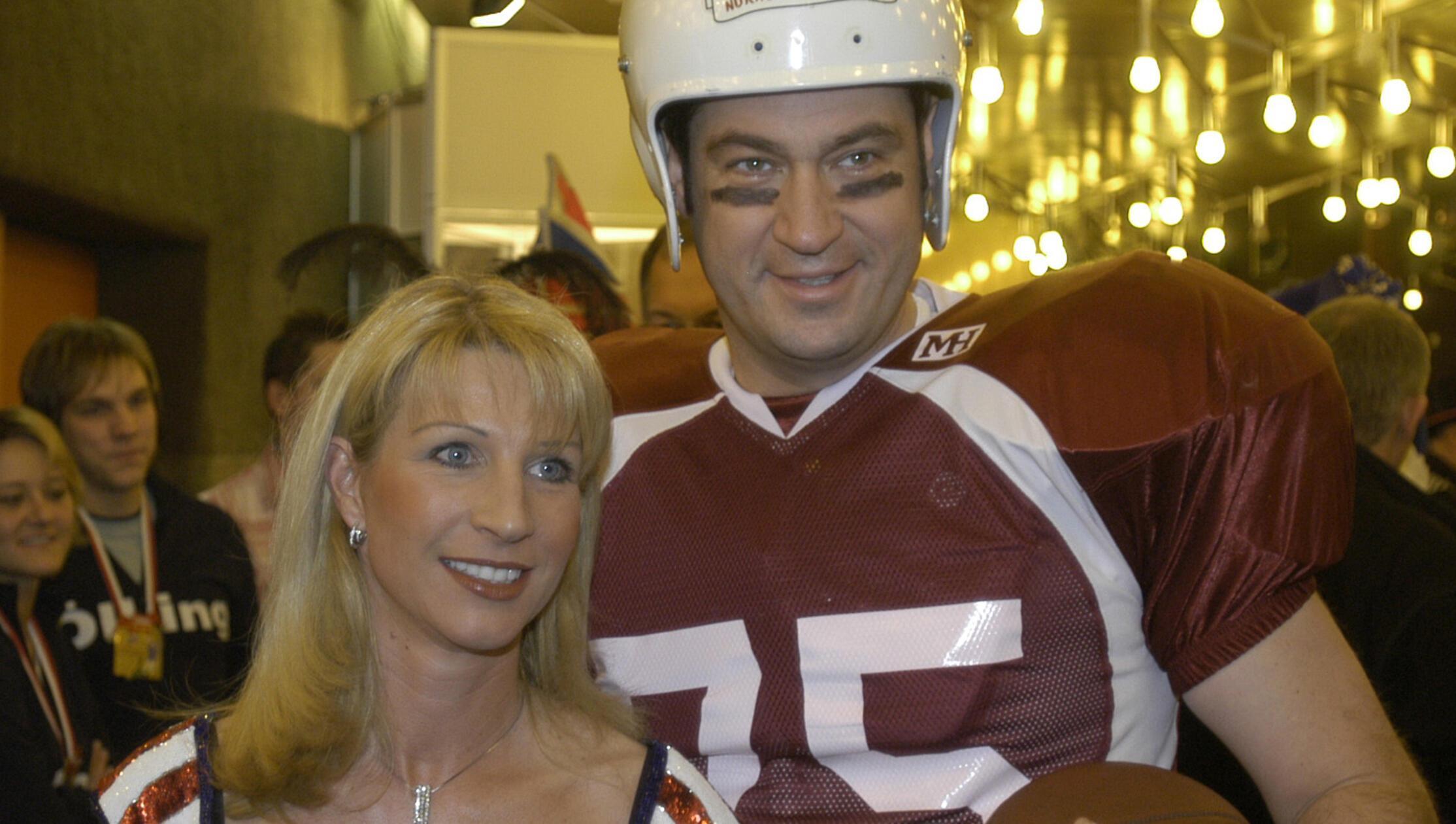 Mit so breiten Schultern hat Karin ihren Schatz noch nie gesehen: 2006 kam Markus Söder als Football-Spieler zur Fastnacht in Franken.