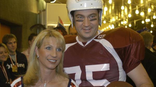 Mit so breiten Schultern hat Karin ihren Schatz noch nie gesehen: 2006 kam Markus Söder als Football-Spieler zur Fastnacht in Franken.