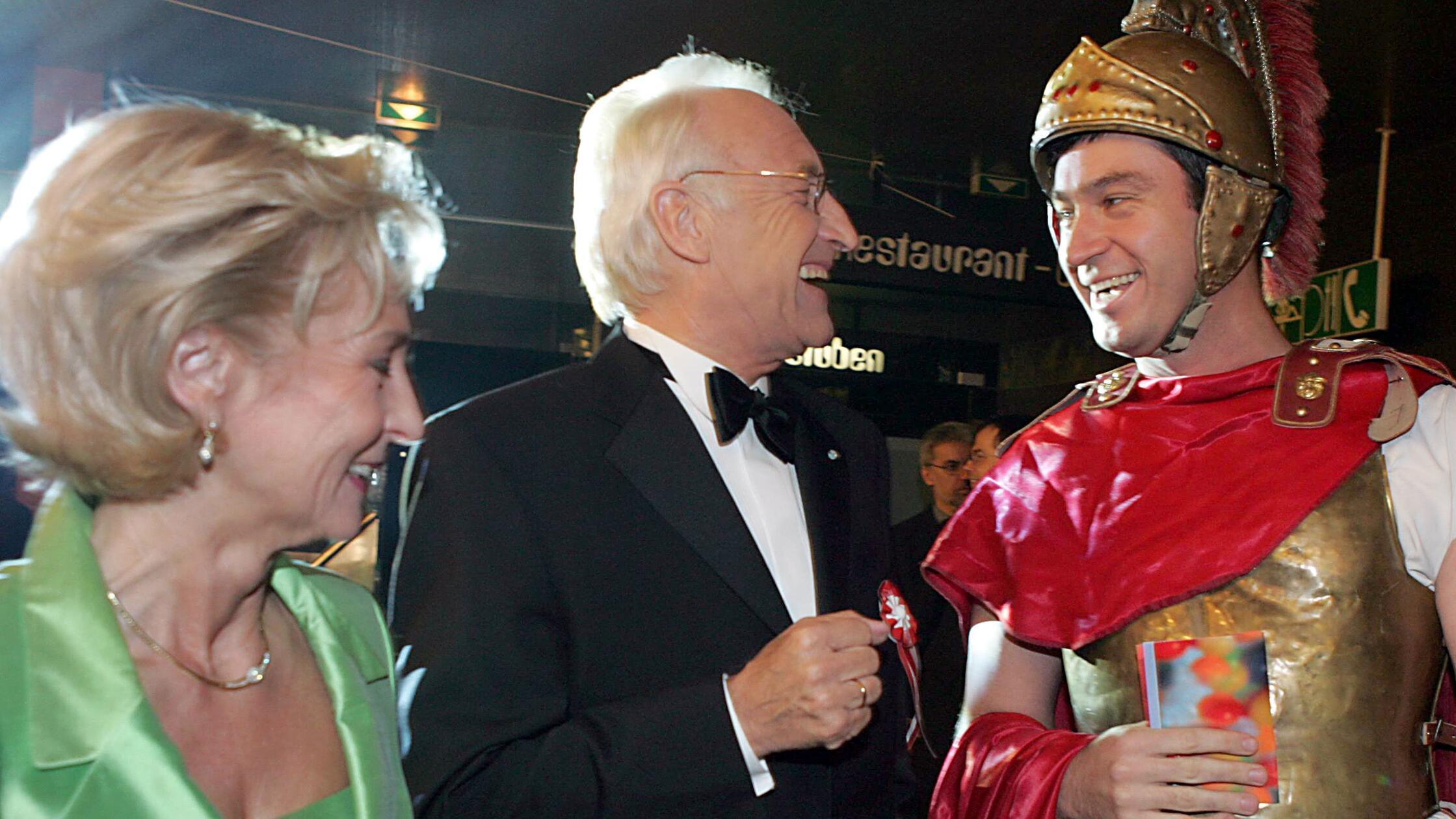 2005 im Gespräch mit dem echten Stoiber: Sonderlich prominent war Söder, damals noch Generalsekretär der CSU, offenbar nicht, der dpa-Fotograf erkannte ihn nicht und schrieb über dieses Bild: "Der bayerische Ministerpräsident Edmund Stoiber (M) und seine Frau Karin sprechen vor der Live-Sendung ,Fastnacht in Franken' in Veitshöchheim mit einem als Römer verkleideten Mann."