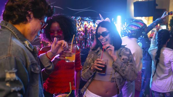 Verschiedene junge Freunde lachen und genießen ein