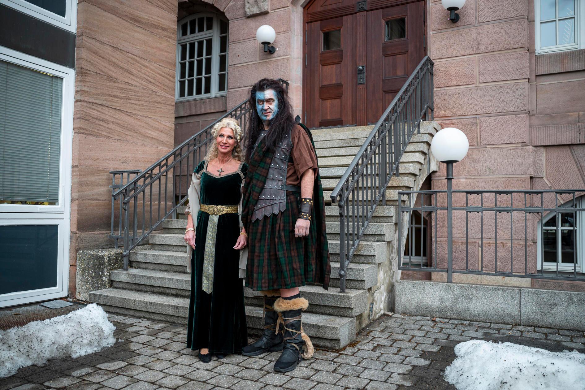Bayerns Ministerpräsident Markus Söder (CSU) wurde von einem Kostümbildner für die "Fastnacht in Franken" als die Figur des William Wallace aus dem US-amerikanischen Historien-Drama "Braveheart" geschminkt und verkleidet. Für das Kostüm musste Söders Bart weichen. Neben ihm steht seine Frau Karin Baumüller-Söder verkleidet als Prinzessin Isabella.