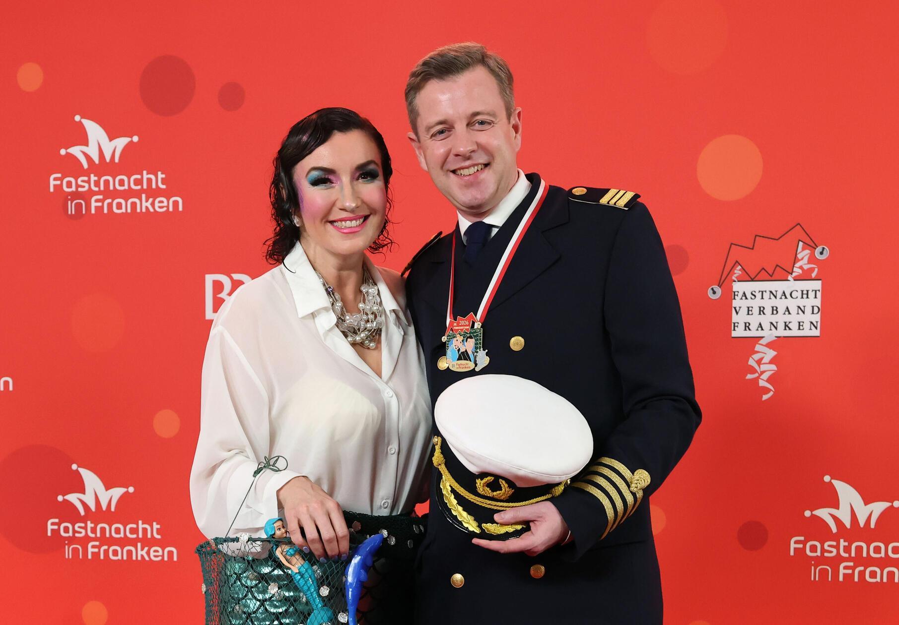 Dorothee Bär (CSU), Bundesministerin für Forschung, Technologie und Raumfahrt, kommt mit ihrem Ehemann zur BR-Livesendung "Fastnacht in Franken" in den Mainfrankensälen. Bei der Prunksitzung des Fastnachtverbandes Franken müssen traditionell Politiker Spott und Narretei ertragen.