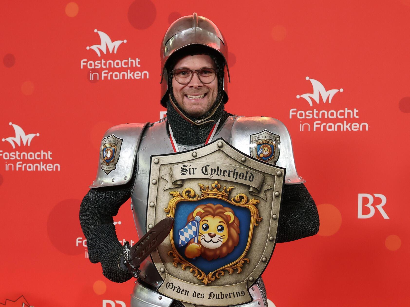 Fabian Mehring (Freie Wähler), Bayerischer Staatsminister für Digitales, kommt als Ritter. Auf seinem Schild zu sehen: Der bayerische Löwe, der zuletzt ein Emoji werden sollte.