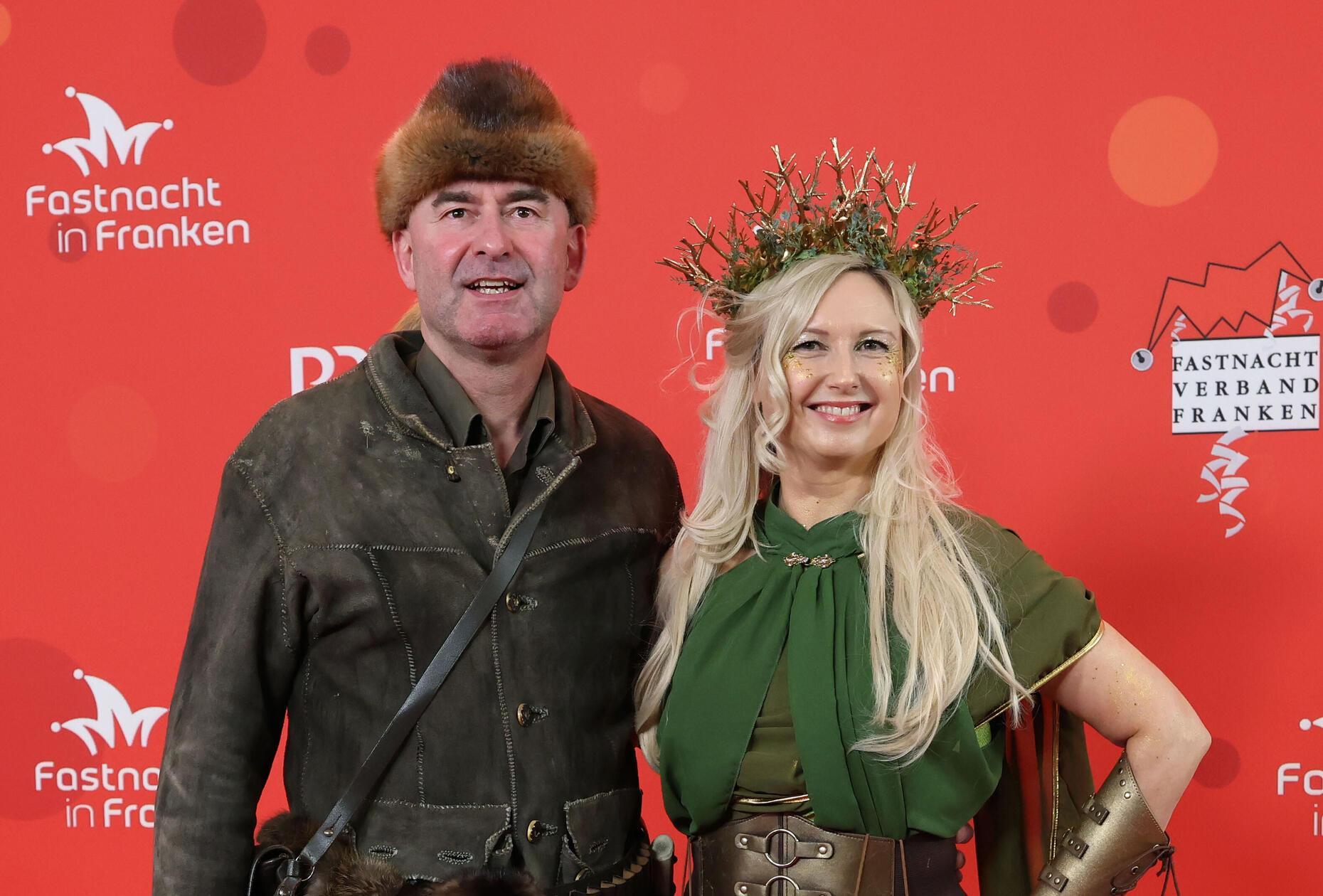 Hubert Aiwanger (Freie Wähler), stellvertretender bayerischer Ministerpräsident sowie Staatsminister für Wirtschaft, Landesentwicklung und Energie, kommt mit Begleitung zur BR-Livesendung.