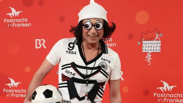 Thorsten Glauber (Freie Wähler), bayerischer Minister für Umwelt und Verbraucherschutz, stimmt sich mit seinem Kostüm schon einmal auf die anstehende Fußball-Weltmeisterschaft ein.