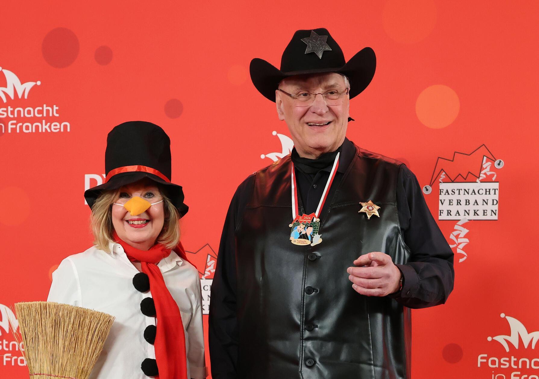 Joachim Herrmann (r, CSU), bayerischer Innenminister, als Cowboy, seine Begleitung trägt ein Schneemann-Kostüm..