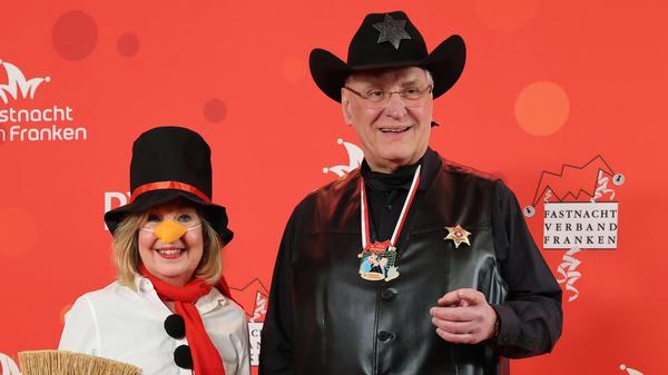 Joachim Herrmann (r, CSU), bayerischer Innenminister, als Cowboy, seine Begleitung trägt ein Schneemann-Kostüm..