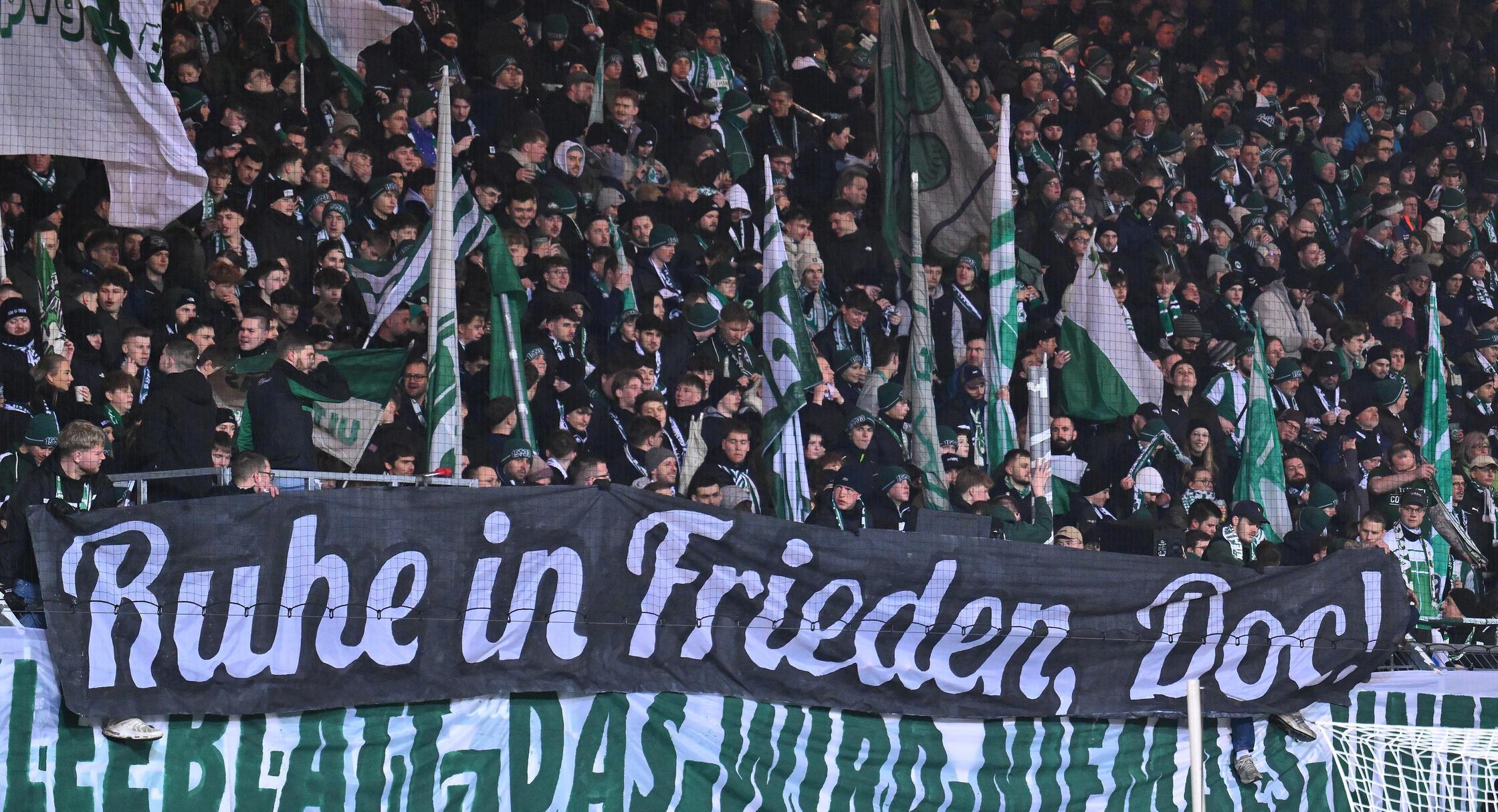 Vor der Partie verabschieden die Fürther Fans den langjährigen Mannschaftsarzt Harald Hauer, der am Samstag vor der Partie verstoren ist. Während einer Schweigeminute hält der Ronhof inne.