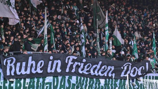 Vor der Partie verabschieden die Fürther Fans den langjährigen Mannschaftsarzt Harald Hauer, der am Samstag vor der Partie verstoren ist. Während einer Schweigeminute hält der Ronhof inne.