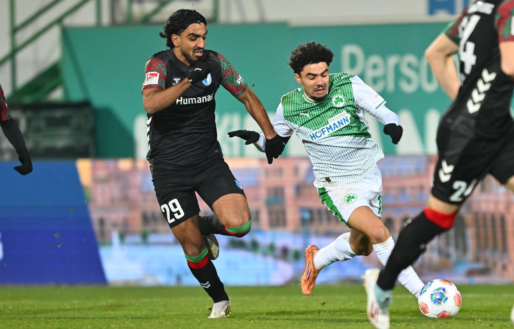 Auf dem Rasen legt das Kleeblatt furios los, der quirlige Dardari holt früh im Spiel erste Standardsituationen heraus.