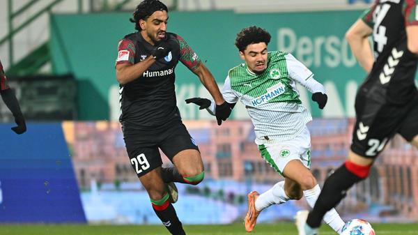 Auf dem Rasen legt das Kleeblatt furios los, der quirlige Dardari holt früh im Spiel erste Standardsituationen heraus.