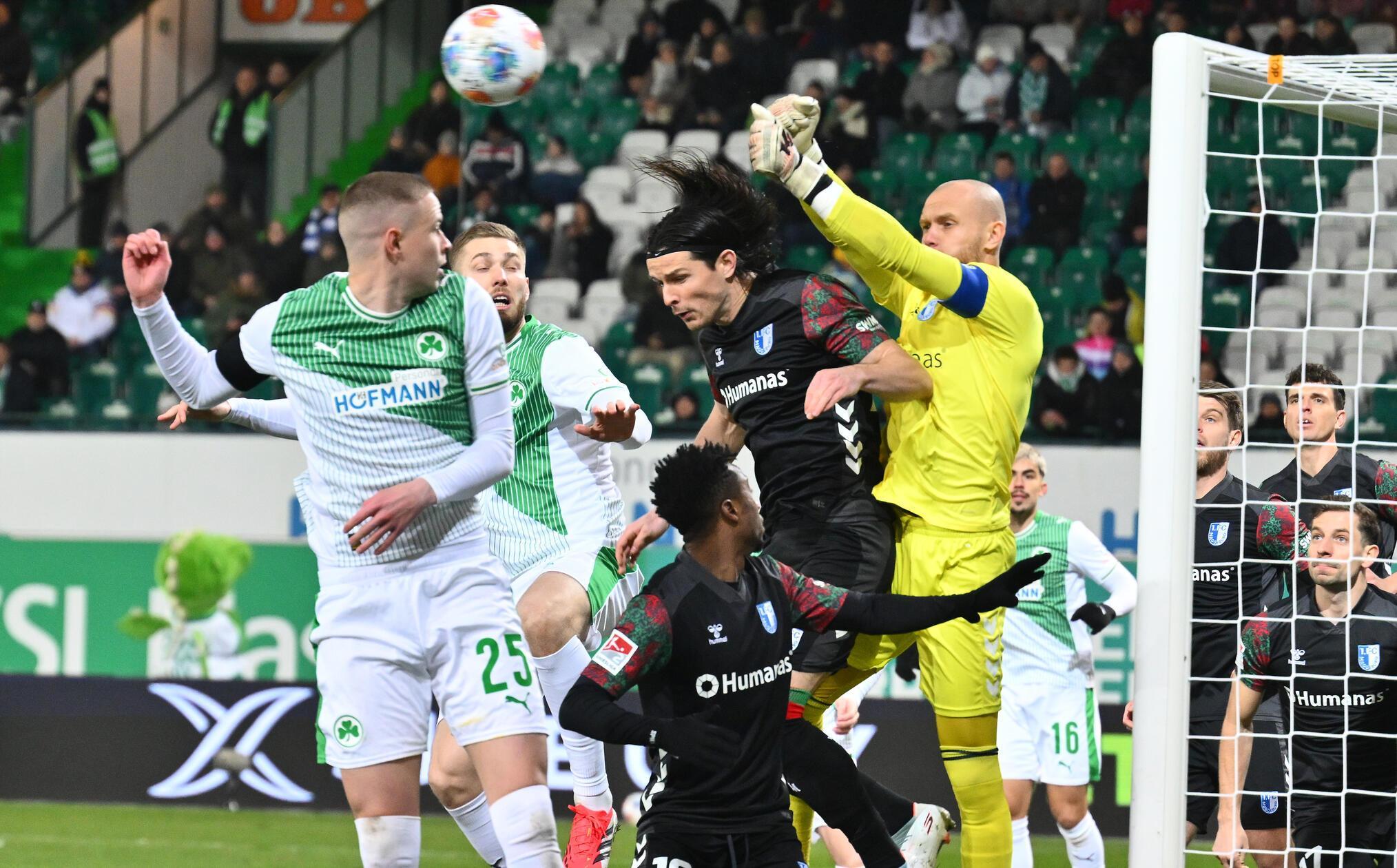 Nach einer solchen geht die Spielvereinigung früh in Führung: Keller schlägt den Ball hoch an den Fünfmeterraum, Bjarnason steigt am höchsten und köpft gegen den zu spät herausgeeilten Reimann zum 1:0 ein (8. Minute).