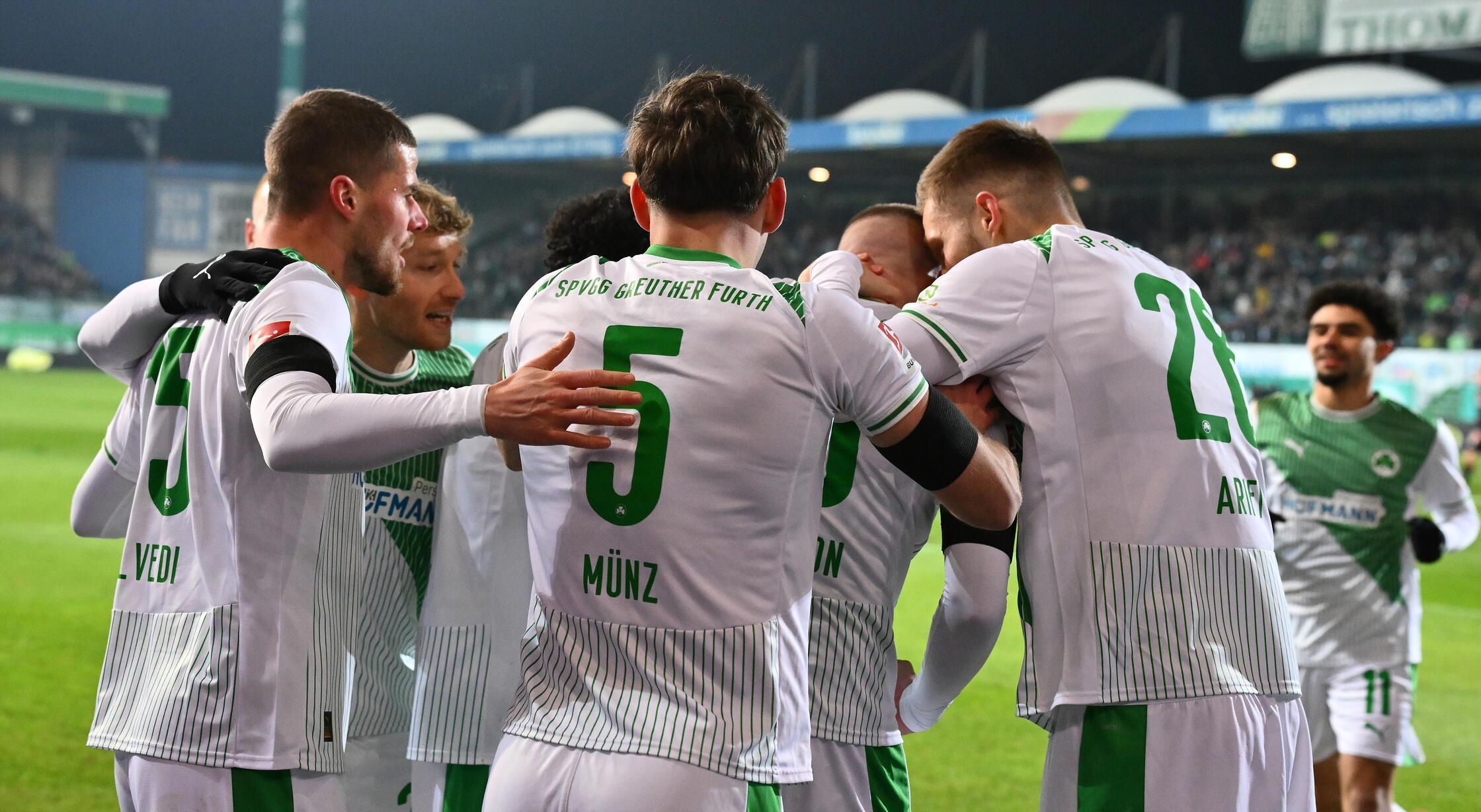 Früh lässt der Isländer den Ronhof jubeln und feiert zusammen mit seinen Teamkollegen.