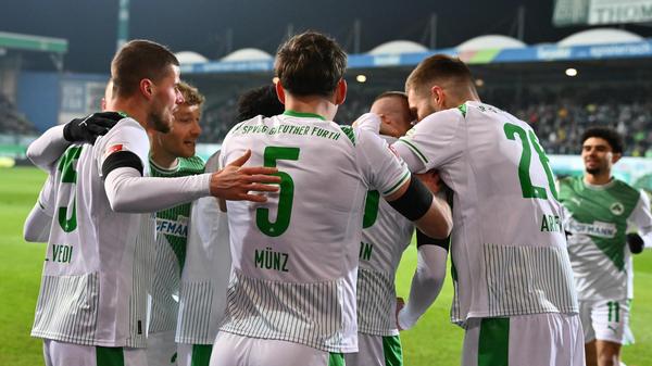 Früh lässt der Isländer den Ronhof jubeln und feiert zusammen mit seinen Teamkollegen.