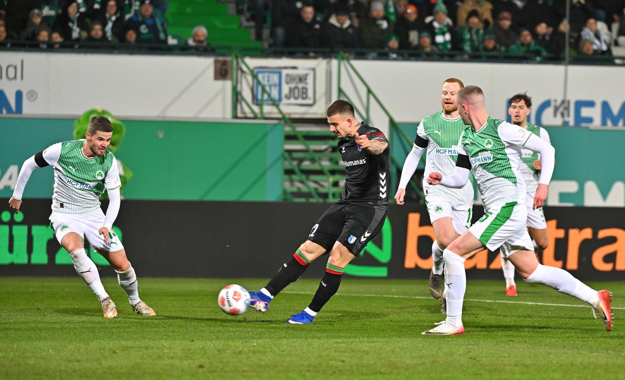 Nur zwei Minuten später verliert das Kleeblatt den Ball auf der linken Seite, die Gäste nutzen den Fehler eiskalt: Ulrich legt für Zukowski auf, der Angreifer dreht die Partie und erzielt das 1:2 (15.).