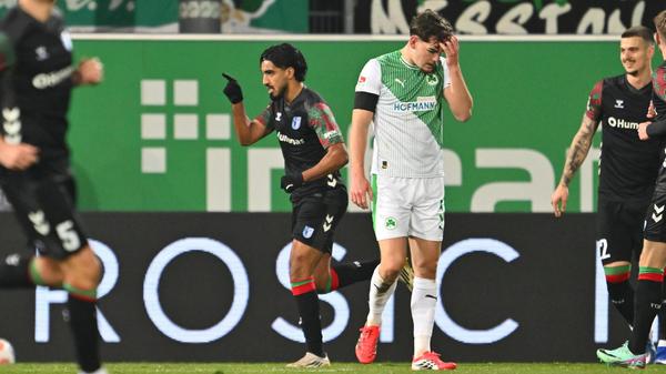 Dann zerfällt die Spielvereinigung in ihre Einzhelteile: In der 23. Minute trifft Ghrieb zum 1:3. Im Rückraum des Fürther Sechzehners darf der Flügelstürmer ungestört abschließen und versenkt den Ball flach im langen Eck.