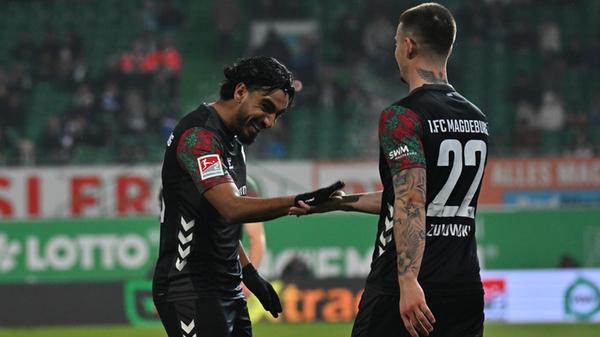 ...und bejubelt drei Minuten später einen Dreierpack. Die Gäste führen nach etwas mehr als einer halben Stunde mit 1:5!