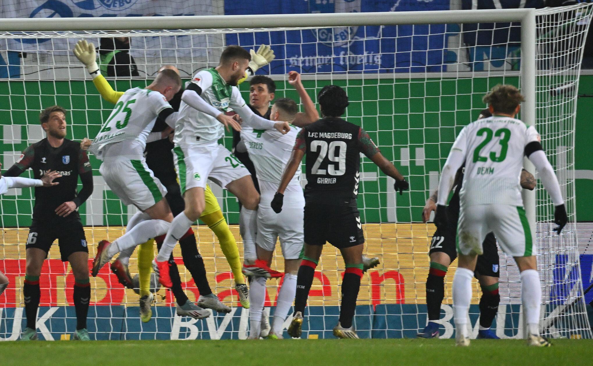 Das Kleeblatt scheint vernichtend geschlagen, findet aber ins Spiel zurück. Erst trifft Arifi nach einem Eckball (43.)...