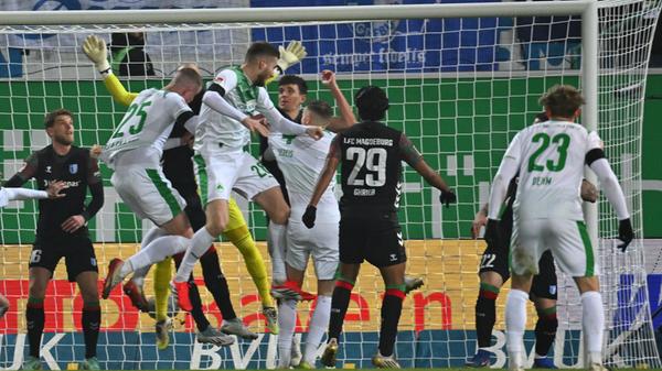 Das Kleeblatt scheint vernichtend geschlagen, findet aber ins Spiel zurück. Erst trifft Arifi nach einem Eckball (43.)...