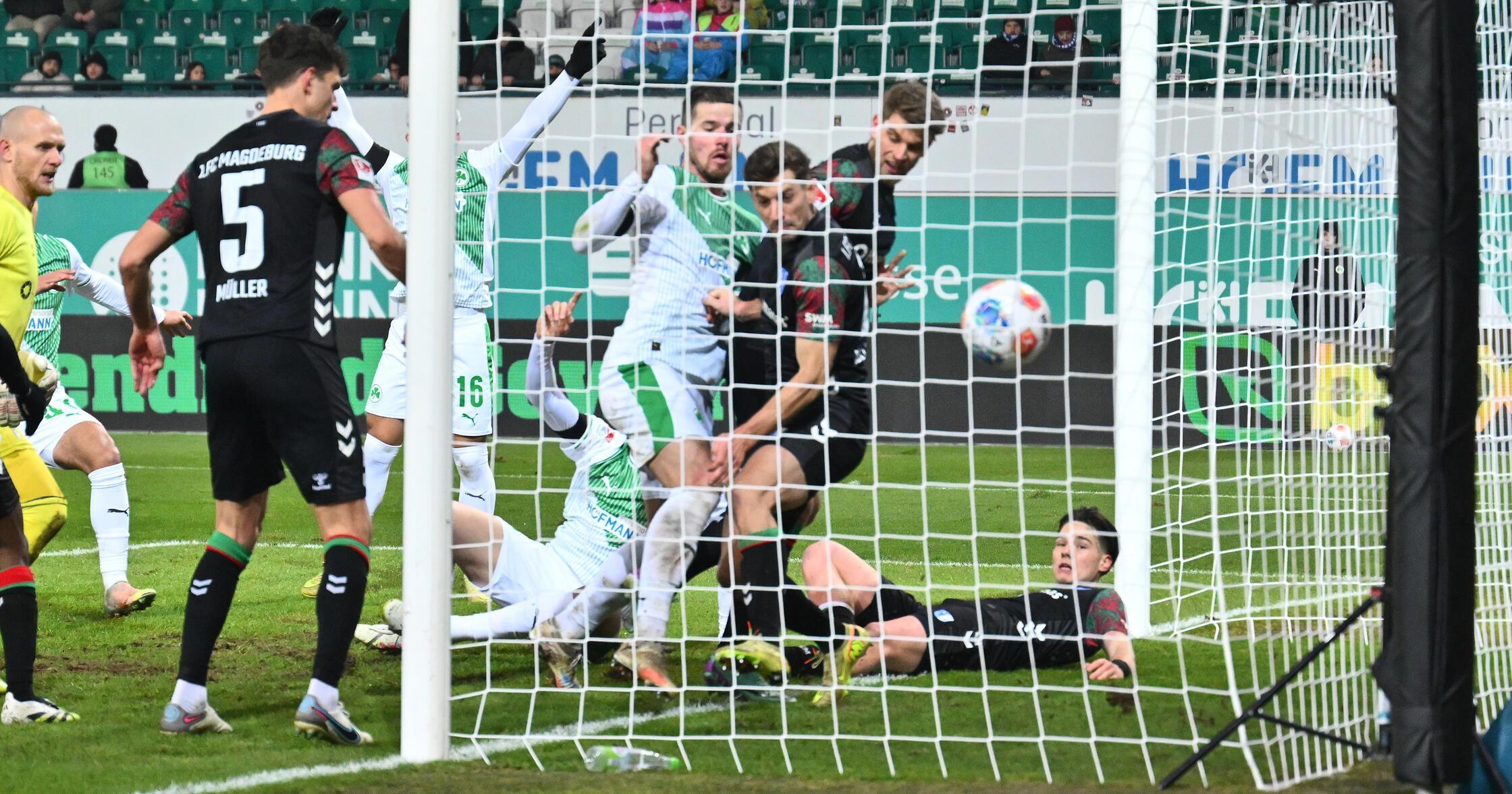 ...dann drückt Elvedi, wieder nach einem Eckball, die Kugel über die Linie (45.+5). Noch vor der Pause verkürzt das Kleeblatt den Rückstand auf zwei Treffer.