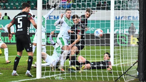 ...dann drückt Elvedi, wieder nach einem Eckball, die Kugel über die Linie (45.+5). Noch vor der Pause verkürzt das Kleeblatt den Rückstand auf zwei Treffer.