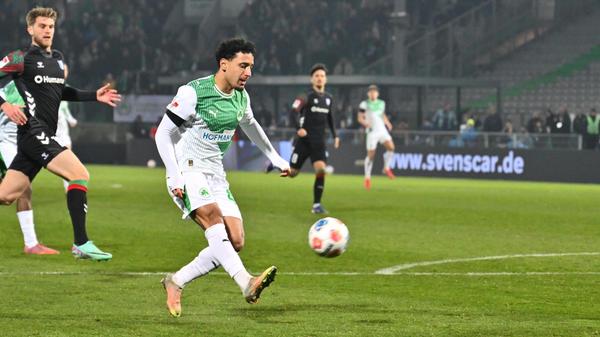 Direkt nach der Pause geht der Wahnsinn weiter: Atik spielt zurück zu Reimann, doch Ltaief spritzt dazwischen und lupft den Ball über den herausgeeilten Keeper hinweg ins Tor...