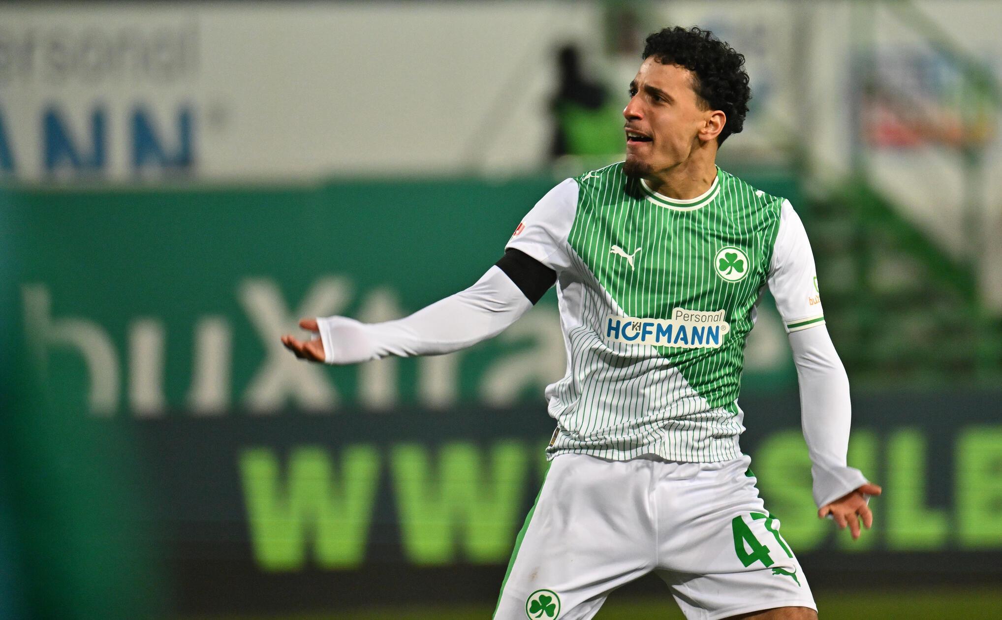 ...der Neuzugang darf bei seiner Startelfpremiere direkt über sein erstes Trikot im Fürther Trikot jubeln (47.).