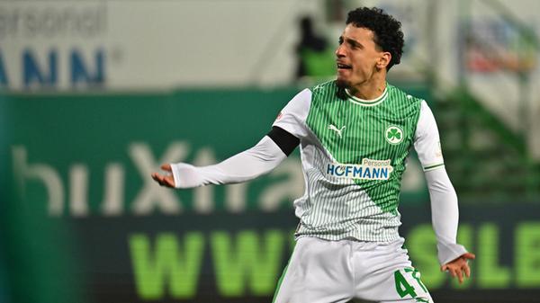 ...der Neuzugang darf bei seiner Startelfpremiere direkt über sein erstes Trikot im Fürther Trikot jubeln (47.).