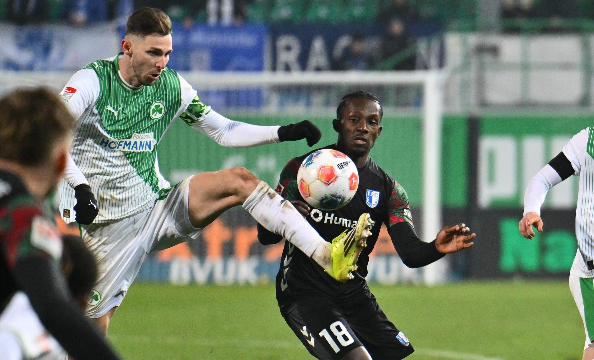 Das Kleeblatt ist im Anschluss um den Ausgleich bemüht, entfacht aus dem Spiel heraus aber zu wenig Torgefahr.